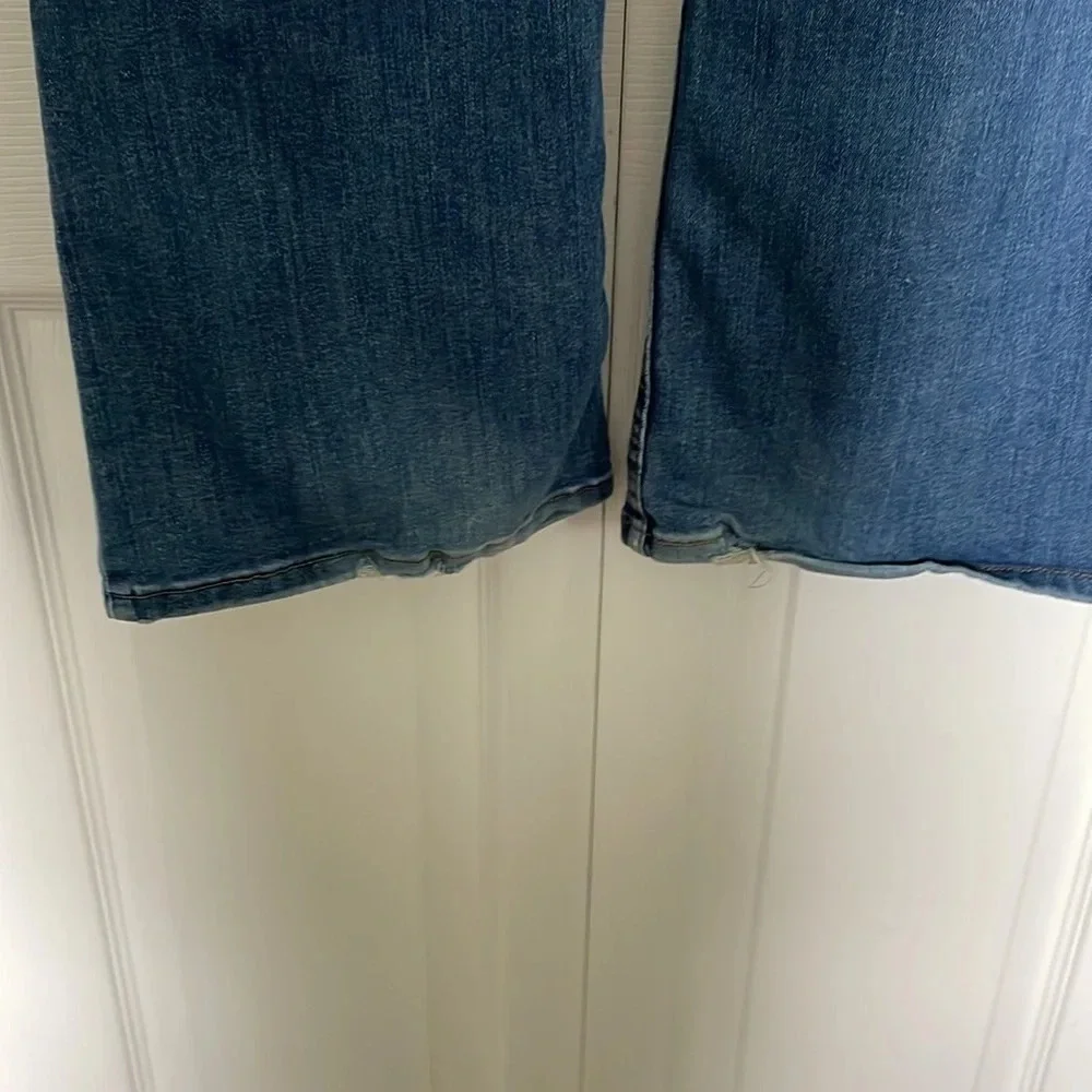 Levi’s women’s sz 32 waist. Bootcut 30” inseam. Light medium wash. Frayed cuffs
